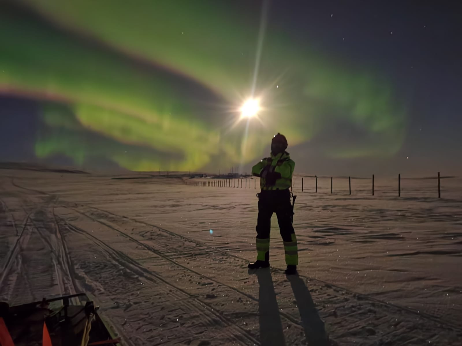 OPCOM-montør under nordlys på vinterprosjekt