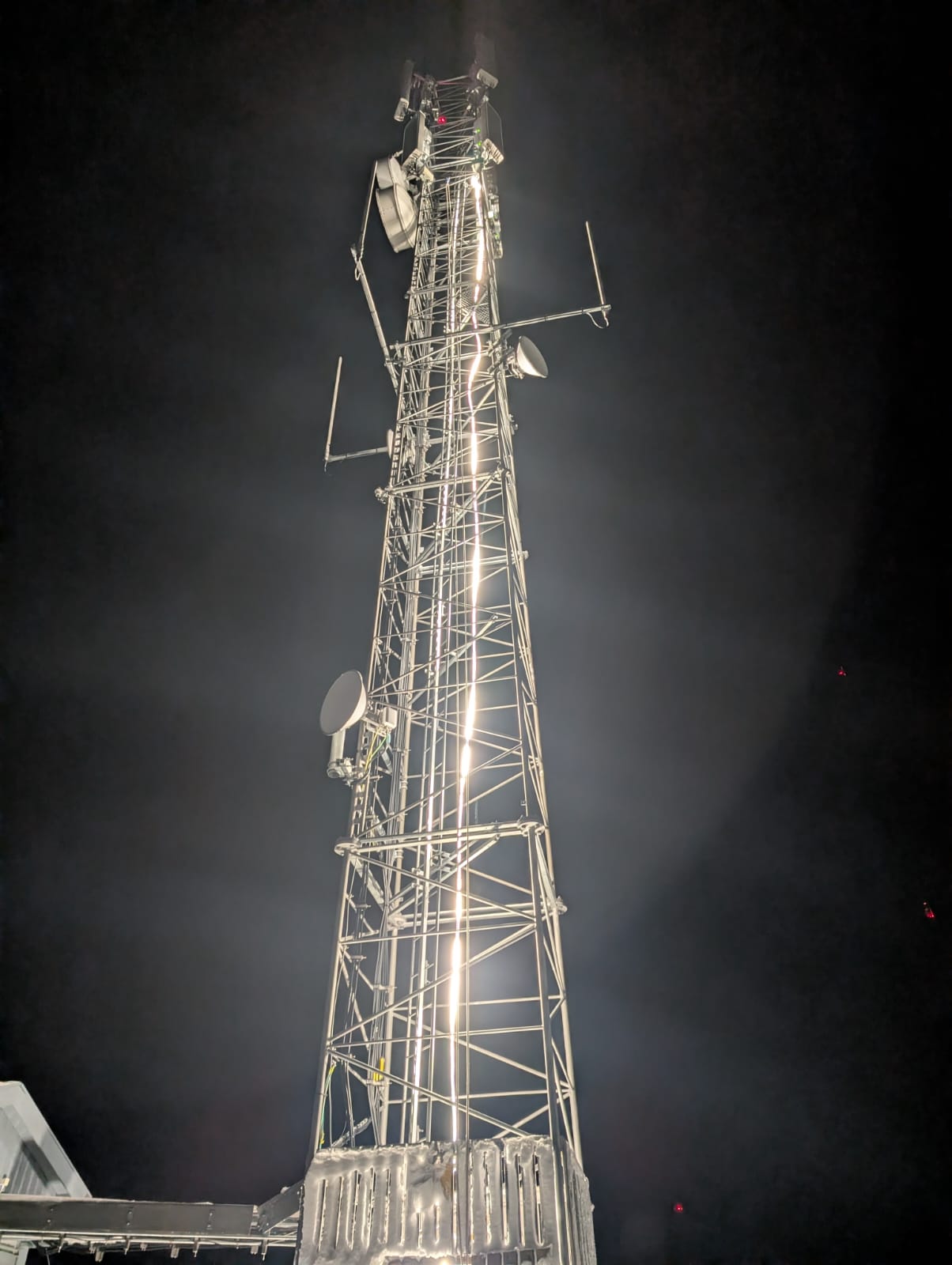 Opplyst mast om natten