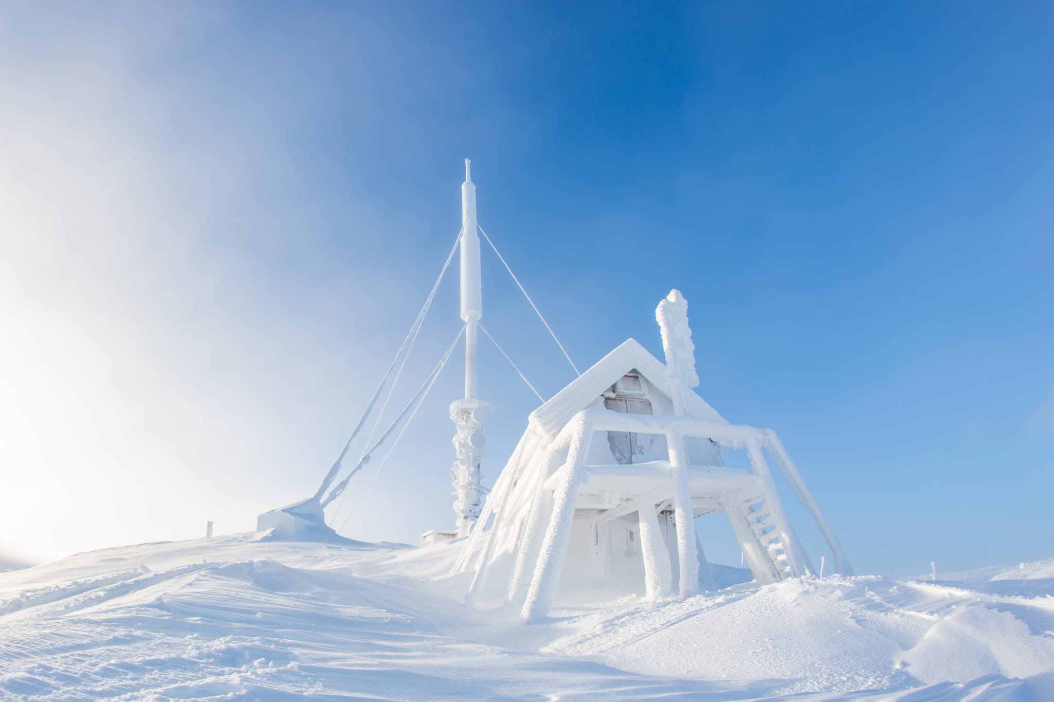 Mast og driftsbygning dekket av rim