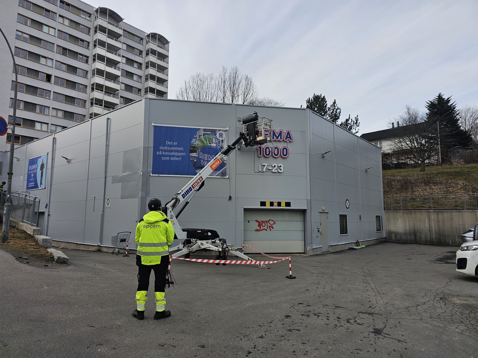 OPCOM-montør utfører innendørsdekning på dagligvarebutikk