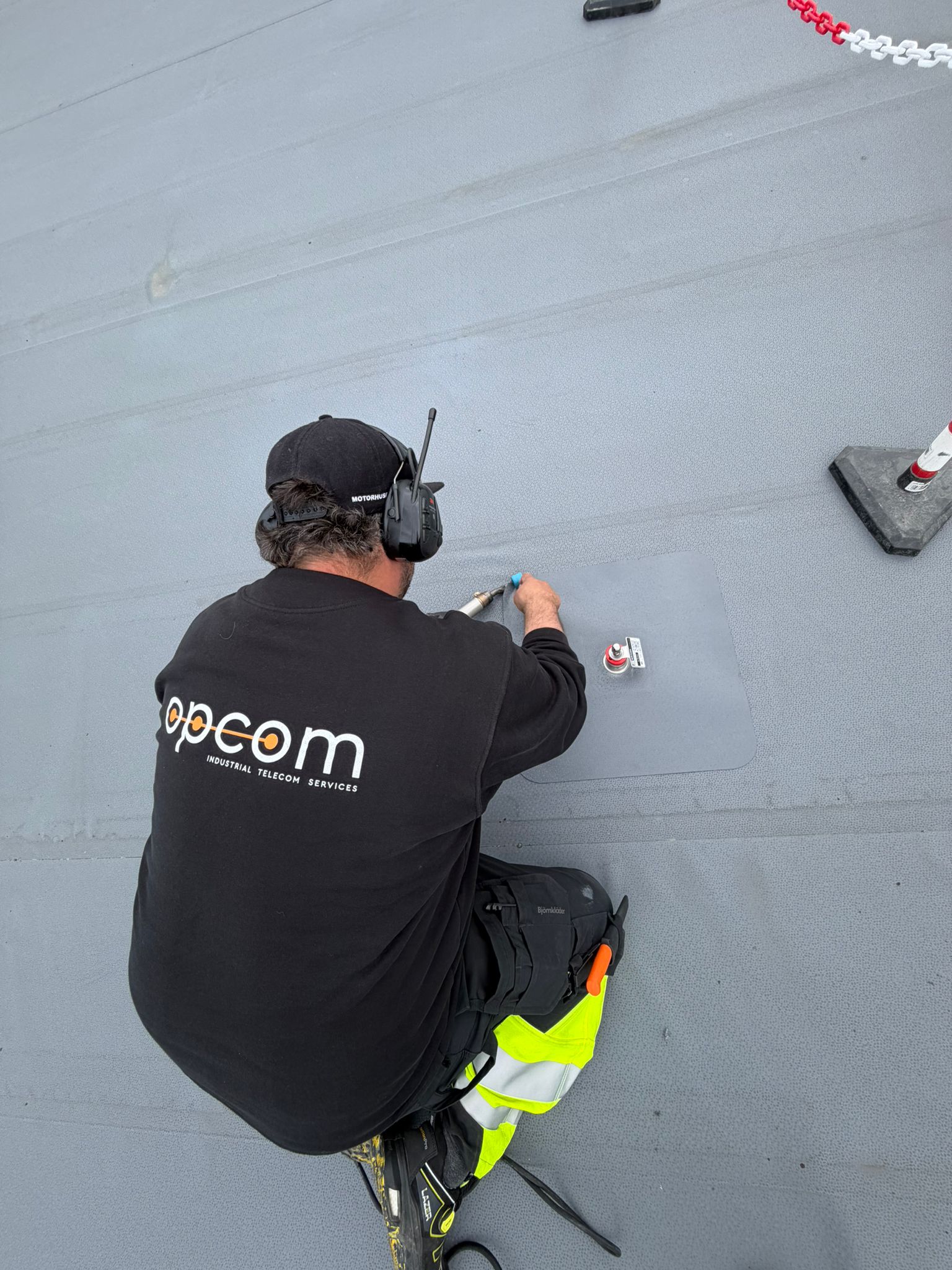 OPCOM-montør installerer Protan PROsafe taksikring